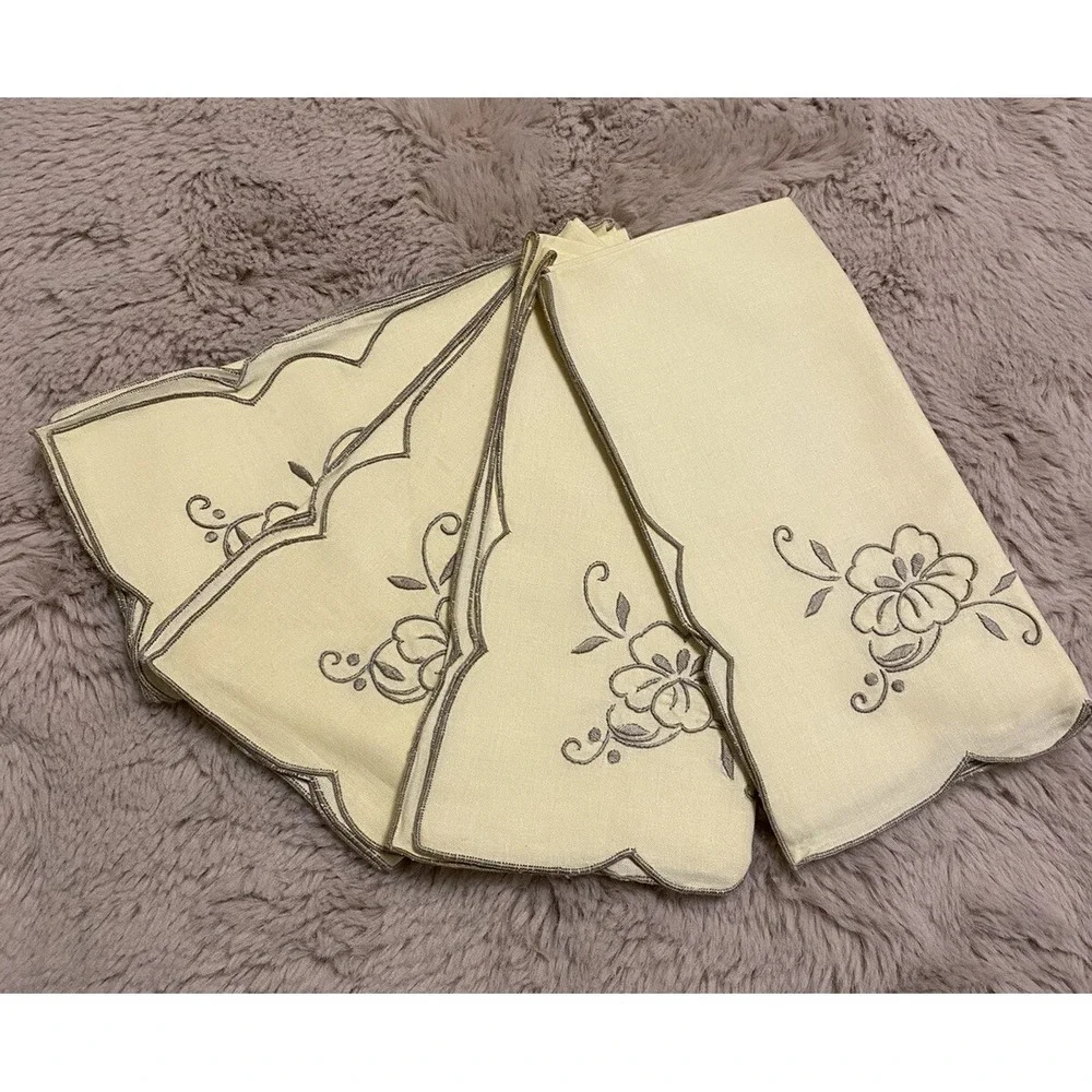Lot (4) Vintage Cloth Linen Table Napkins 15